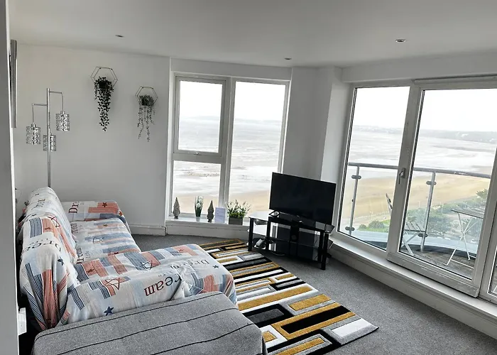 Stunning Ocean & City View Apt